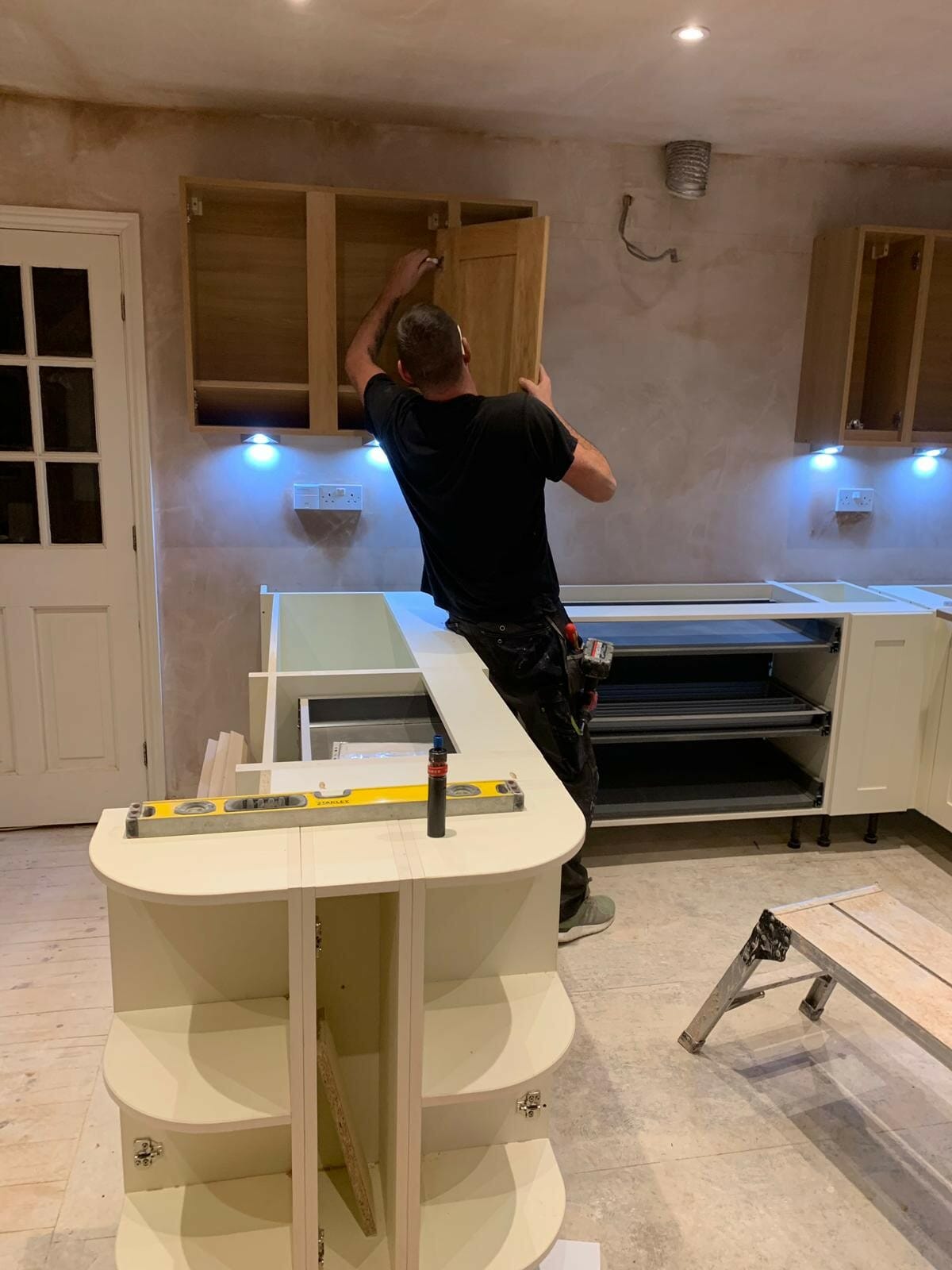 Mastercraft fitter fitting a kitchen